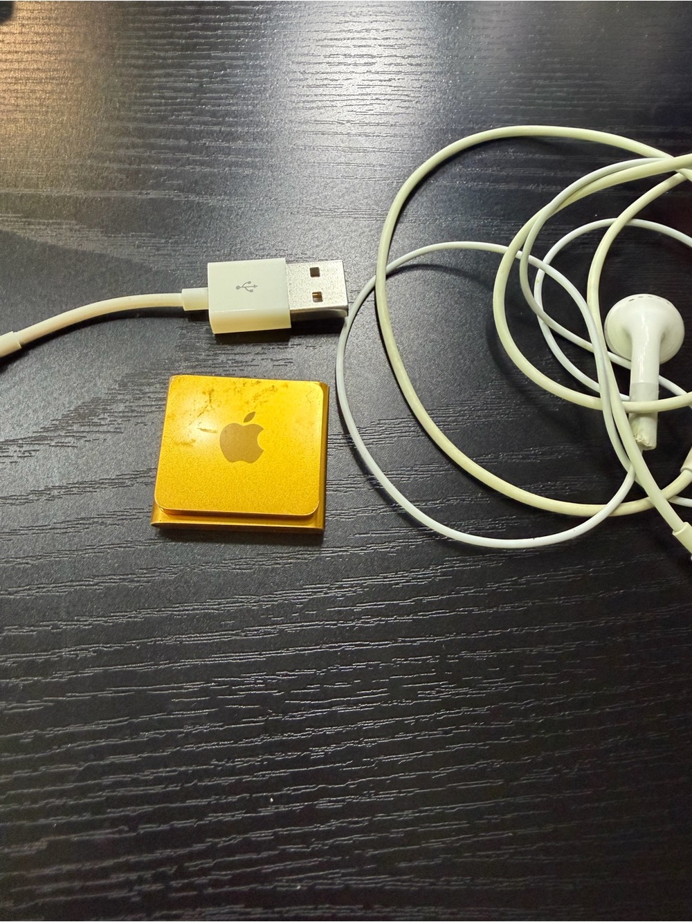 Apple iPod Shuffle in Metallic Yellow Gold with White Accessories